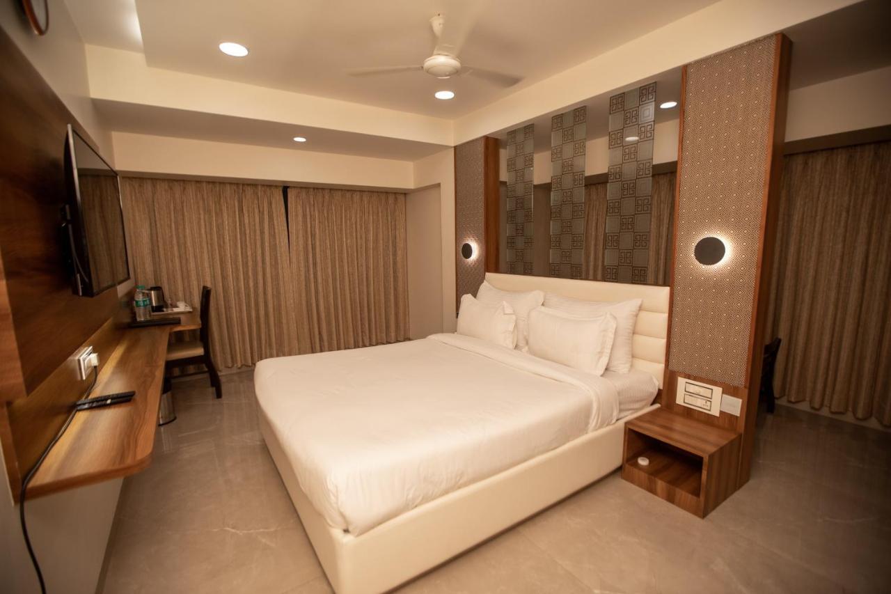 Hotel Naaz Executive Near T2 Airport Mumbai Exterior foto