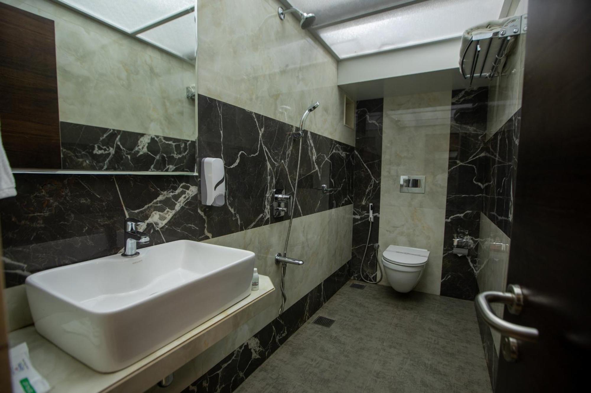Hotel Naaz Executive Near T2 Airport Mumbai Exterior foto