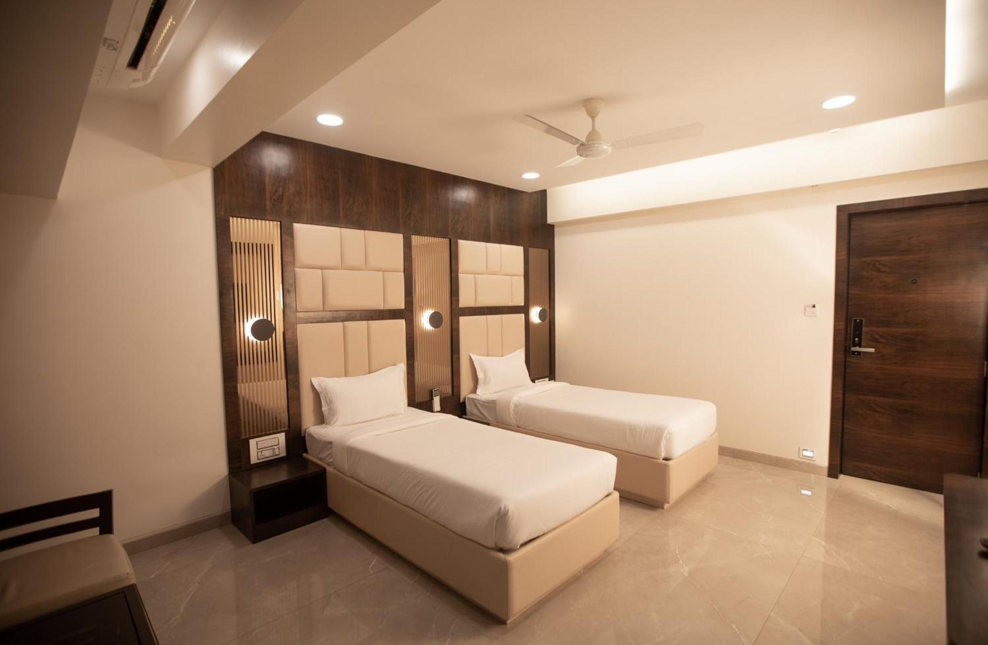 Hotel Naaz Executive Near T2 Airport Mumbai Exterior foto