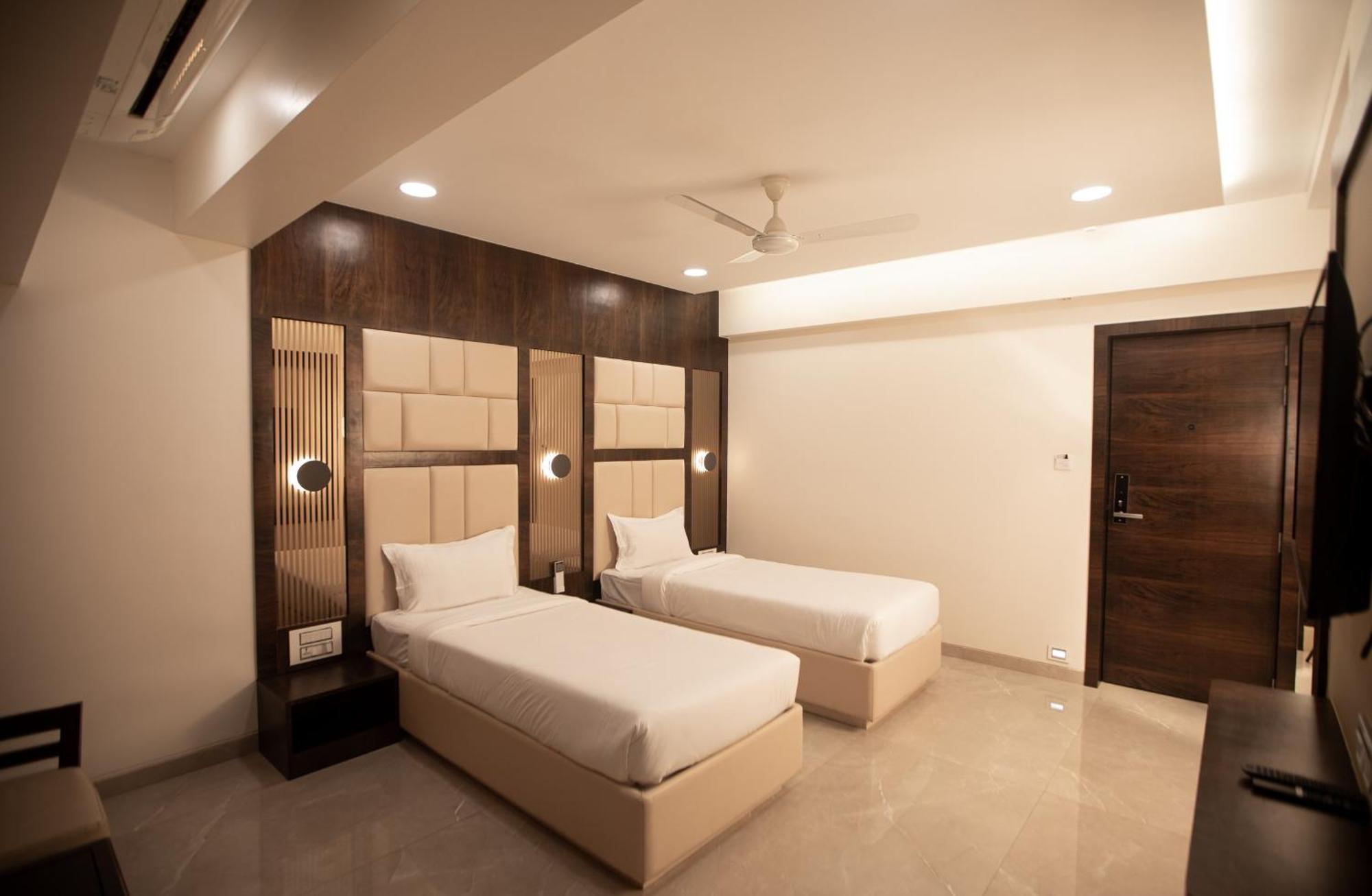 Hotel Naaz Executive Near T2 Airport Mumbai Exterior foto