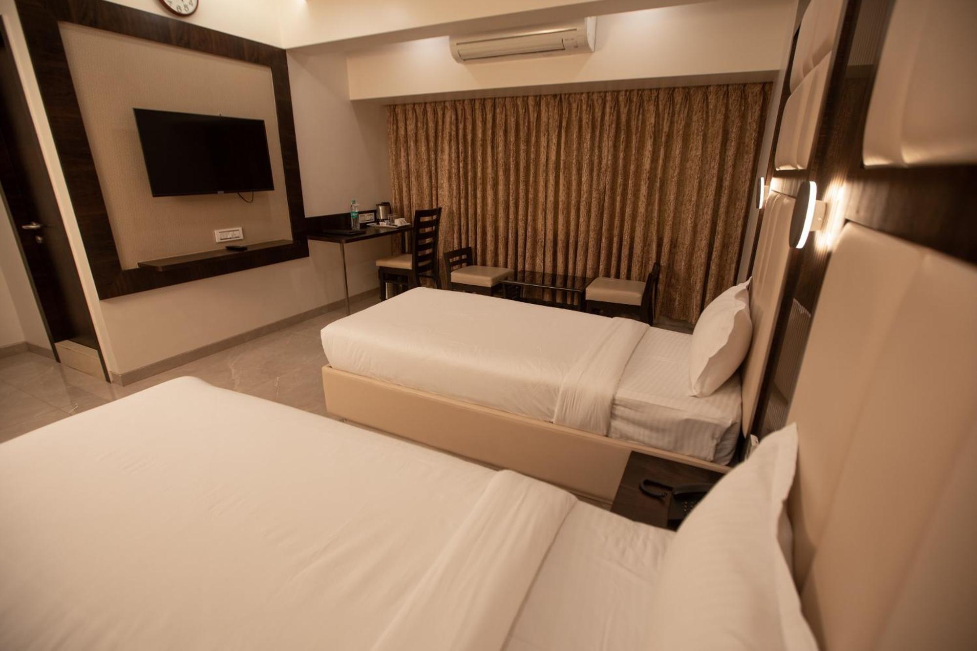 Hotel Naaz Executive Near T2 Airport Mumbai Exterior foto