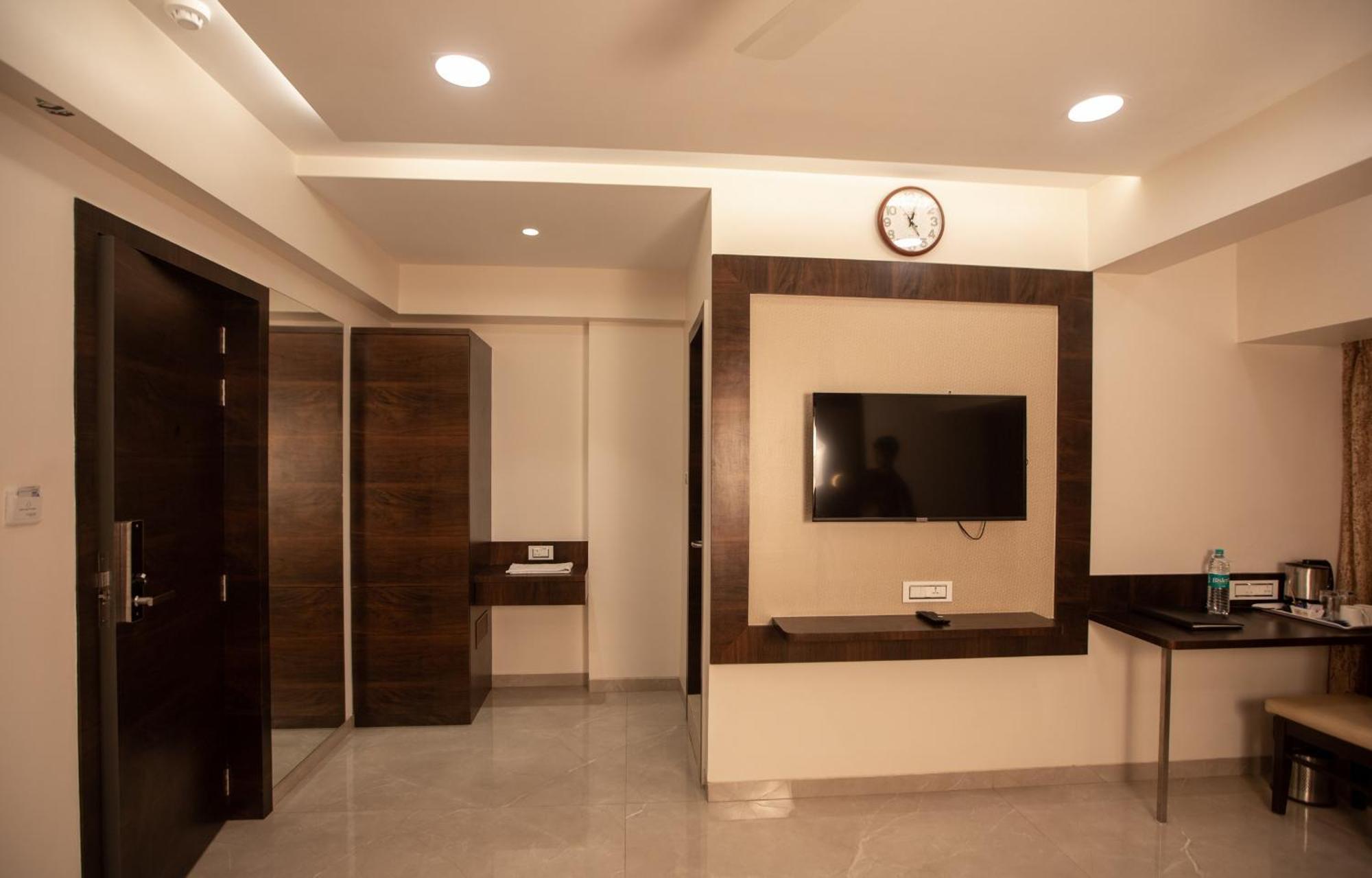 Hotel Naaz Executive Near T2 Airport Mumbai Exterior foto